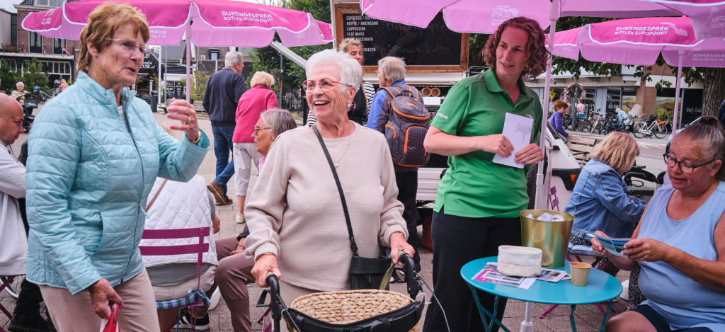 Luisteren en koffie op het terras: Burengesprek In de Wijk groot succes