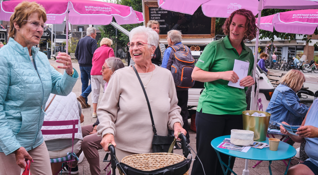 Luisteren en koffie op het terras: Burengesprek In de Wijk groot succes